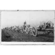 Une batterie de 270 à traction sur la route de Verdun. [légende d'origine]<br>
