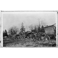 L'encombrement des routes. Un groupe de 120 à traction. [légende d'origine]