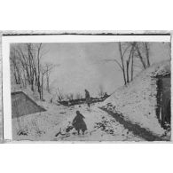 Fort de Belleville. Les bobosses se lancent des boules de neige. [légende d'origine]