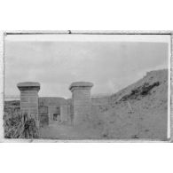 Entrée de l'ouvrage de Froideterre, un endroit où on ne moisit pas. [légende d'origine]