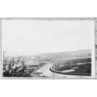 Verdun flambe sous les incendiaires. [légende d'origine]