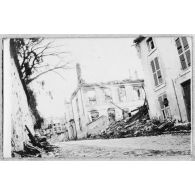 Une rue de Verdun. [légende d'origine]