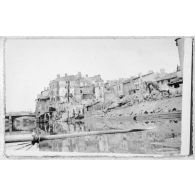 Verdun. Les maisons au bord de la Meuse. Promenade sur un canot volé. [légende d'origine]