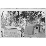 Billet et le toubib aux échelons. [légende d'origine]