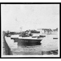 [Bateaux dans un port].