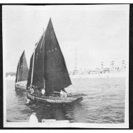 [Voiliers dans un port].