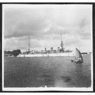 [Un navire dans un port].