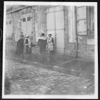 [Marins et jeunes femmes dans une rue].