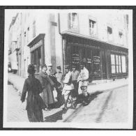 [Soldats dans une rue devant une pharmacie].