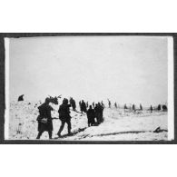 Prisonniers boches brancardant la 1ère ligne. [légende d'origine]