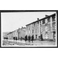 Les premiers blessés. Verdun. [légende d'origine]