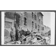 Entrée principale de nos appartements. Belleville. [légende d'origine]