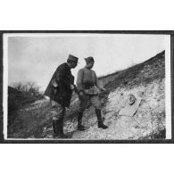 Le commandant Morand tire au revolver. Repos. Saint Martin Chennetron. [légende d'origine]