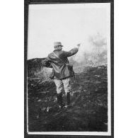 [Le commandant Morand tire au revolver]. Repo. Saint Martin Chennetron. [légende d'origine]