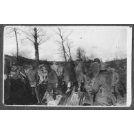 Déblaiement d'une explosion. [légende d'origine]