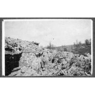 Abris effondrés par l'explosion. [légende d'origine]