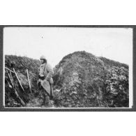 Tranchées conquises, fantassin de garde. Poteau d'Ailles. [légende d'origine]