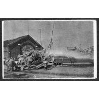 Débarquement sur les quais de Dunkerque Les Flandres. [légende d'origine]