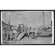 Débarquement sur les quais de Dunkerque Les Flandres. [légende d'origine]