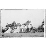 Les marabouts (cuisine, salle à manger et à coucher). Les Echelons près de Perthes. [légende d'origine]