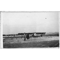 Un avion français tombé dans nos lignes. [légende d'origine]