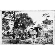 On sert la soupe. [légende d'origine]