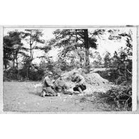 Le meilleur moment de la journée. Le pinard. [légende d'origine]