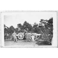 Passage du tube. Le tube est moitié sur son affut, moitié sur le porte canon. [légende d'origine]