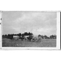 Les fourgons de ravitaillement. [légende d'origine]