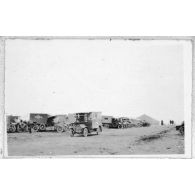 Les voitures américaines de l'ambulance de Croix en Champagne. [légende d'origine]