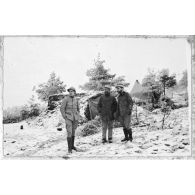 Les cagnas sous la neige. [légende d'origine]