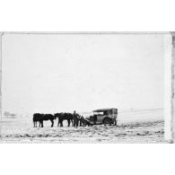 La voiture de Baudry est embourbée, il faut 4 chevaux pour la sortir. [légende d'origine]