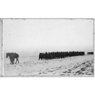 [Les fantassins vont en position].