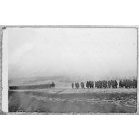 Les fantassins vont en position. [légende d'origine]