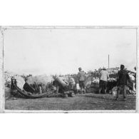 Une plateforme. Les tôles pour le casematage ne sont pas encore montées. [légende d'origine]