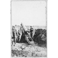 Le chargement de la pièce. [légende d'origine]