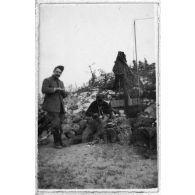 Schmitt assiste à l'ouverture des huîtres. [légende d'origine]