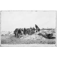 Charlet va lire un ordre. [légende d'origine]