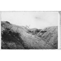 Ancienne tranchée boche. La cote 200 . [légende d'origine]