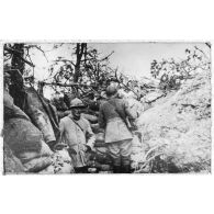 Observatoire du bois des 105. Les territoriaux vont réparer les boyaux. [légende d'origine]