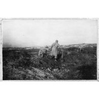 On s'entraide. Les territoriaux vont réparer les boyaux. [légende d'origine]