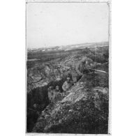 Un qui a peur des marmites. [légende d'origine]