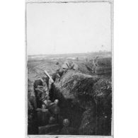 Le boyau est encombré, il faut sortir un à un. [légende d'origine]