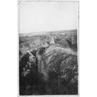 Le boyau est encombré, il faut sortir un à un. [légende d'origine]