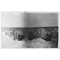 Un 75 et son caisson sous une bâche. [légende d'origine]