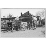 Corvée de balayage. [légende d'origine]