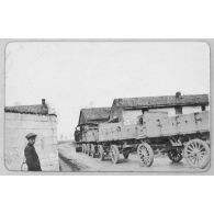 Le train tiré par le tracteur. [légende d'origine]