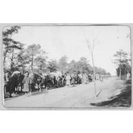 Halte sur la route. Camp de Mailly. [légende d'origine]