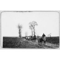 Retour de promenade. Courtisols. [légende d'origine]