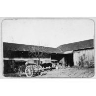 Cour de ferme. [légende d'origine]